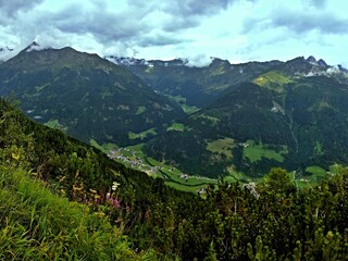 Obraz premium Austrian Alps - view of the Stubai Valley and Oberbergtal Valley from the Elferhütte