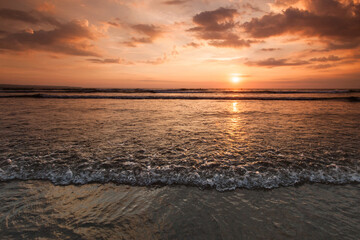 Obraz premium sea sunset sun is down