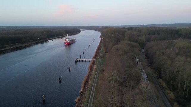 Frachtschiff im Nord-Ostsee-Kanal