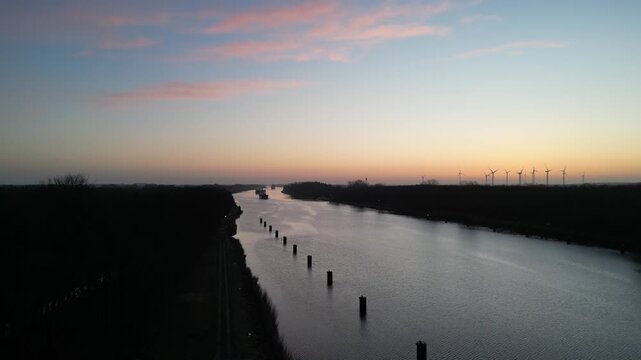 Schiffe fahren bei Sonnenaufgang durch den Nord-Ostsee-Kanal