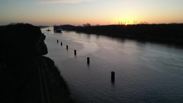 Schiffe fahren bei Sonnenaufgang durch den Nord-Ostsee-Kanal