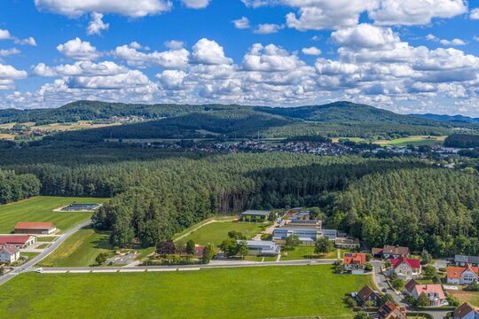 Neunkirchen am Sand am s&uuml;dwestlichen Rand der Hersbrucker Alb  in Mittelfranken aus der Vogelperspektive