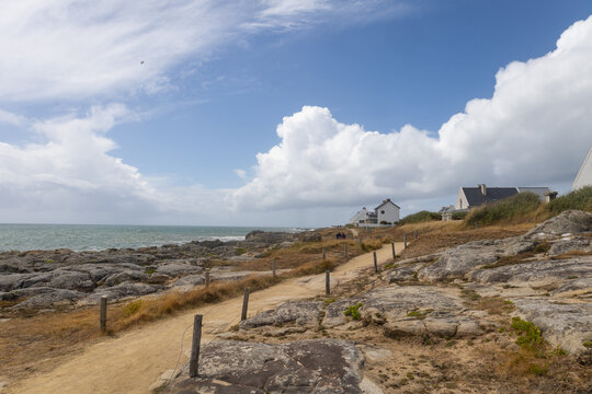 Site prot&eacute;g&eacute;, la Grande c&ocirc;te, aussi connue sous le nom de c&ocirc;te sauvage, est une succession de falaises granitiques et de criques face &agrave; l&rsquo;Atlantique entre le Pouliguen, Batz-sur-Mer et Le Croisic