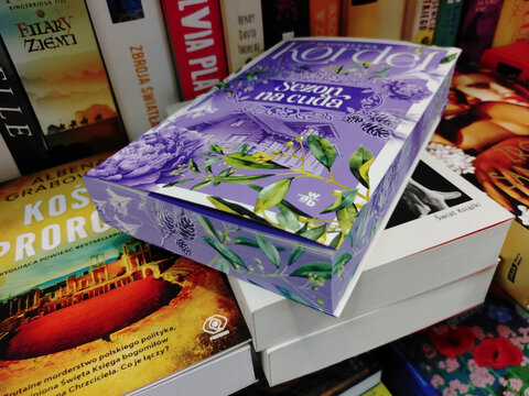 Close up high angle shot of Magdalena Kordel book Sezon na cuda with floral cover