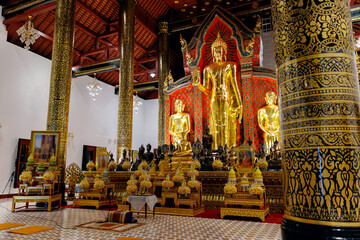 Fototapeta premium Wat Chedi Luang Temple, Buddhist pagoda in Chiang Mai, Thailand