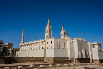Obraz premium Christian church building with twin towers and domes under clear blue sky