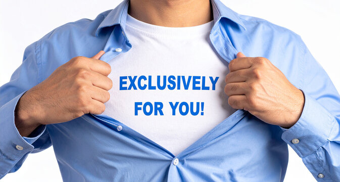 Exclusively for You! - Ein Mann öffnet sein Hemd und zeigt sein TShirt