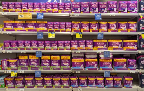 Cajas de productos de higiene femenina marca Ausonia en estantes de supermercado Carrefour en Madrid, Espa&ntilde;a, 17 de febrero de 2026