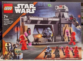 Fototapeta premium Caja con juguete Lego de Star Wars en una tienda Carrefour, Madrid, España, 17 de febrero de 2026