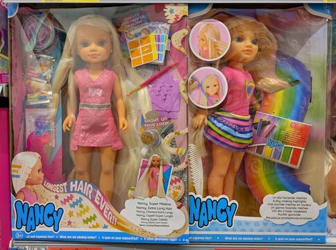 Estanter&iacute;a con mu&ntilde;ecas Nancy en tienda Carrefour en Madrid, Espa&ntilde;a, 17 de febrero de 2026
