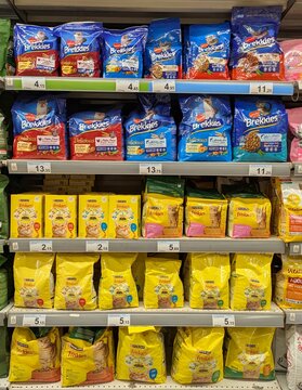 Expositor con comida para gatos Brekkies de Affinity y Friskies de Purina en tienda Carrefour en Madrid, Espa&ntilde;a, 17 de febrero de 2026