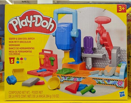 Caja con pasta de modelado Play-Doh de Hasbro con mesa de herramientas, en tienda Carrefour de Madrid, Espa&ntilde;a, 17 de febrero de 2026