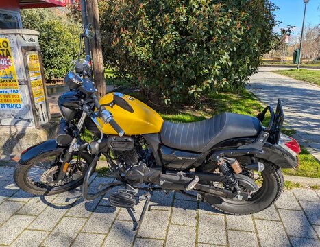 Vista lateral de moto Macbor Rockster Flat 125cc estacionada en Madrid, Espa&ntilde;a, 17 de febrero de 2026