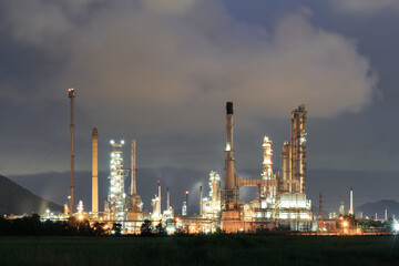 Obraz premium Large oil refinery plant located in Bang Lamung district, Chonburi province, Thailand. Refinery processes crude oil into essential petroleum and petrochemical products i.e. gasoline, diesel product.