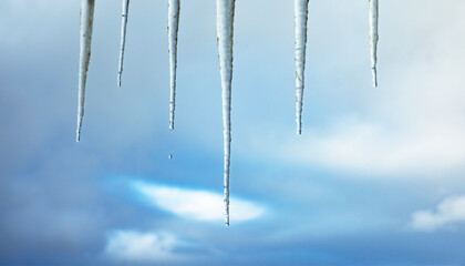 Eiszapfen an einem Hausdach