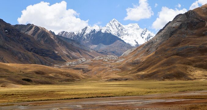Gletscherberge nahe dem Pastoruri-Gletscher in der Cordillera Blanca, Peru

Glacier Peaks near Pastoruri Glacier in the Cordillera Blanca, Peru