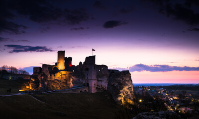 Ruiny zamku w Ogrodzieńca Podzamczu Jura Krakowsko Częstochowska Polska w nocnej iluminacji 