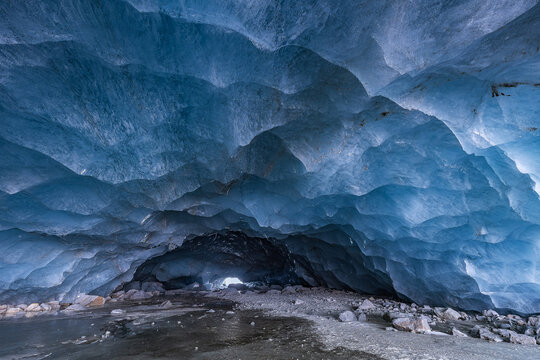 Entrance of an ice cabe with interesting patterns on the ceilings.