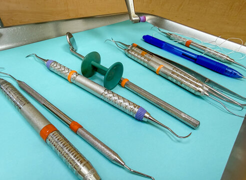 Outils et instruments dentaires sur la table du cabinet dentaire