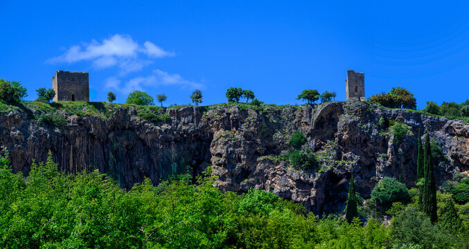 Les deux tours sarrsines de Cotignac en haut de la falaise de tuf, Var, Provence, France