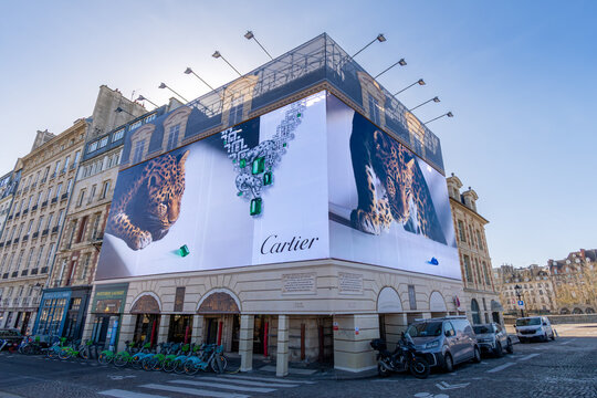 Paris, France - 12 mars 2026: Grande affiche publicitaire pour Cartier, marque fran&ccedil;aise de joaillerie et de luxe, couvrant les &eacute;chafaudages sur la fa&ccedil;ade d'un immeuble parisien