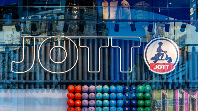 Paris, France - 12 mars 2026: Enseigne et logo d'une boutique JOTT. JOTT (Just over the top) est une marque fran&ccedil;aise de v&ecirc;tements bas&eacute;e &agrave; Marseille