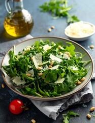 Rucola Salat mit Parmesan und Pinienkernen