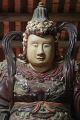 Obraz premium statue of a guardian or a divinity in a buddhist (?) temple (but thap) closed to hanoi in north vietnam 