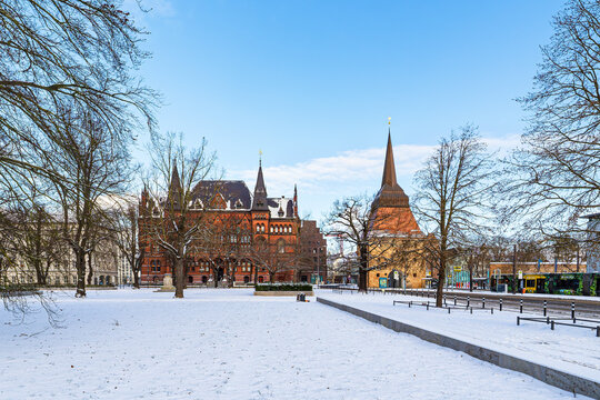 Blick auf das St&auml;ndehaus und das Steintor im Winter in der Hansestadt Rostock
