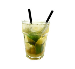 Cocktail Caipirinha mit Eis und Strohhalmen Studio freigestellt