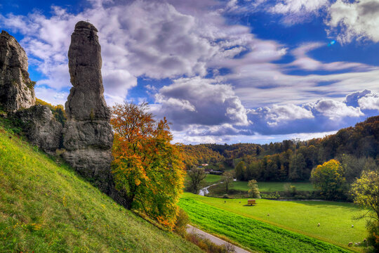 Steins&auml;ulen bei Gundelfingen im Gro&szlig;en Lautertal im UNESCO Global-Geo-Park Schw&auml;bische Alb in Baden-W&uuml;rttemberg, Deutschland, Europa.