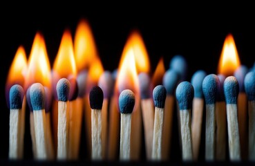 Fila de cerillas encendidas y apagadas sobre fondo negro; algunas arden con llamas brillantes mientras otras esperan intactas, creando un contraste dram&aacute;tico de luz, fuego y madera.