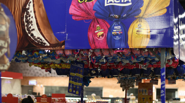 Ovos de P&aacute;scoa expostos em loja simbolizando tradi&ccedil;&atilde;o, renova&ccedil;&atilde;o e celebra&ccedil;&atilde;o da vida, com destaque para o com&eacute;rcio sazonal e o significado cultural da data. S&atilde;o Paulo SP em 28 de mar&ccedil;o 2026
