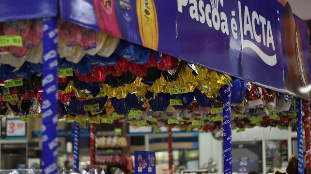 Exposi&ccedil;&atilde;o de ovos de P&aacute;scoa Lacta em supermercado destacando chocolates e produtos sazonais vendidos durante o per&iacute;odo de compras da P&aacute;scoa no Brasil. S&atilde;o Paulo em 12 de mar&ccedil;o de 2026
