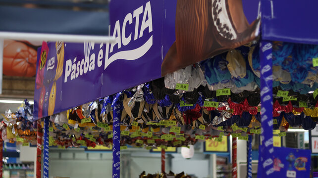 Variedade de ovos de P&aacute;scoa em exposi&ccedil;&atilde;o comercial simbolizando renova&ccedil;&atilde;o, celebra&ccedil;&atilde;o e tradi&ccedil;&atilde;o cultural, com destaque para o com&eacute;rcio e consumo na data. S&atilde;o Paulo SP em 28 de mar&ccedil;o 2026