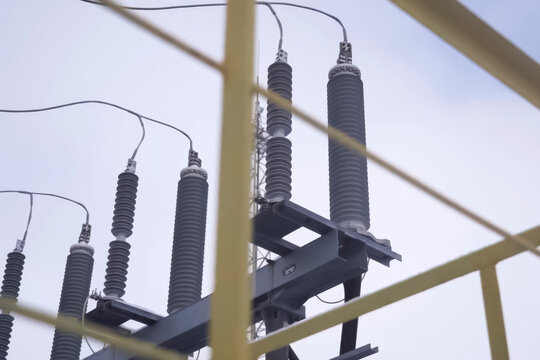 Electrical high voltage insulators made of reramics on electrica