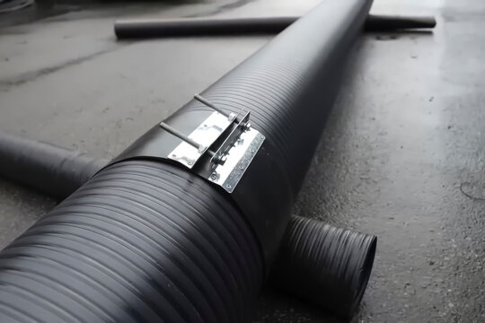 CONNECTION of two ends of polypropylene pipes with clamps.