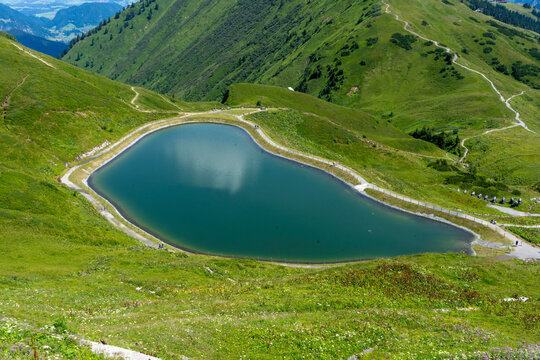 Der Riezler Alpsee im Kleinwalsertal mit Blick auf die alpine Landschaft rund um die Kanzelwand.