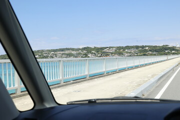 古宇利大橋を走る車内から望む沖縄の海とドライブ風景。 © umaruchan4678