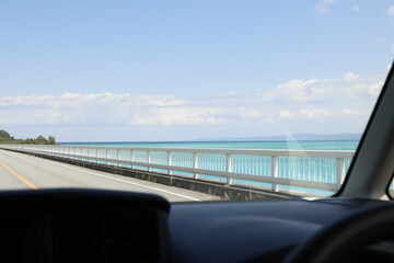 古宇利大橋を走る車内から望む沖縄の海とドライブ風景。 © umaruchan4678