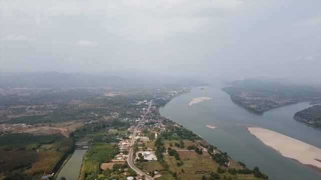 タイ・ノーンカーイ県のワットパータークスアから眺めるメコン川とラオスの空撮　Drone Shooting at Mekong River in Thailand & Lao