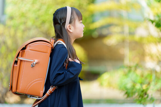 ランドセルを背負う小学生の女の子