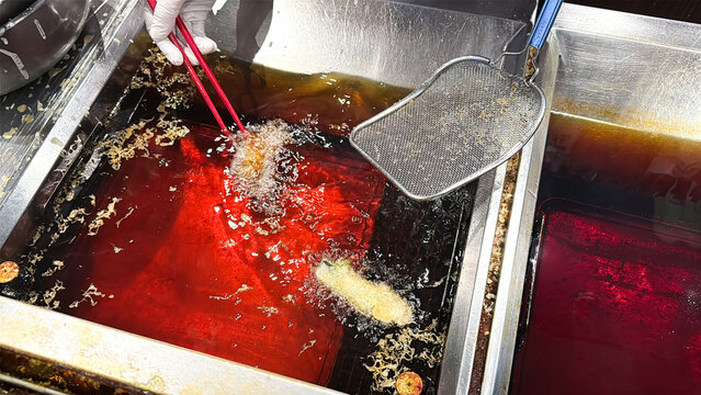 天ぷらを揚げる調理工程 油で揚げる和食料理