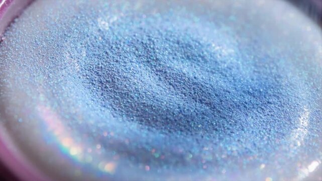 オーロラパウダーが乳白色の液体に優しく溶け込むマクロ動画