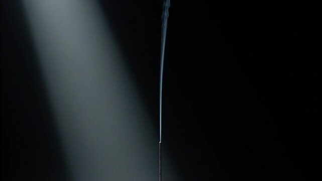 極限まで細い一本の煙が描くミニマリストの静寂
