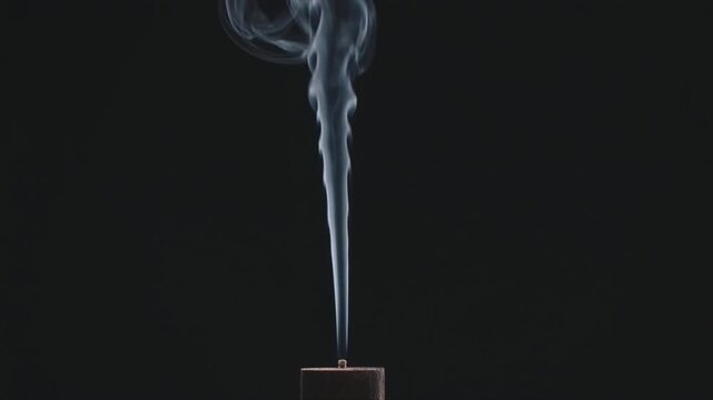 闇に溶けて消えゆく線香の煙の儚いフェードアウト