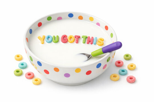 Taz&oacute;n de cereales con leche, mensaje motivacional "YOU GOT THIS" con letras de colores, desayuno divertido y positivo, concepto de inicio de d&iacute;a en&eacute;rgico y alegre
