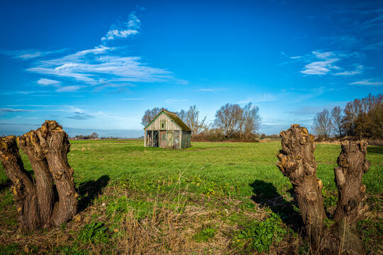 eine alte Holzh&uuml;tte auf einer Wiese