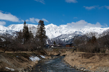 冠雪の北アルプスと清流　長野県白馬村 © RATM