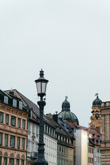 Obraz premium Historic European architecture featuring iconic cathedral towers and traditional buildings in Munich city center. A perfect travel and tourism image capturing culture, heritage, and urban atmosphere